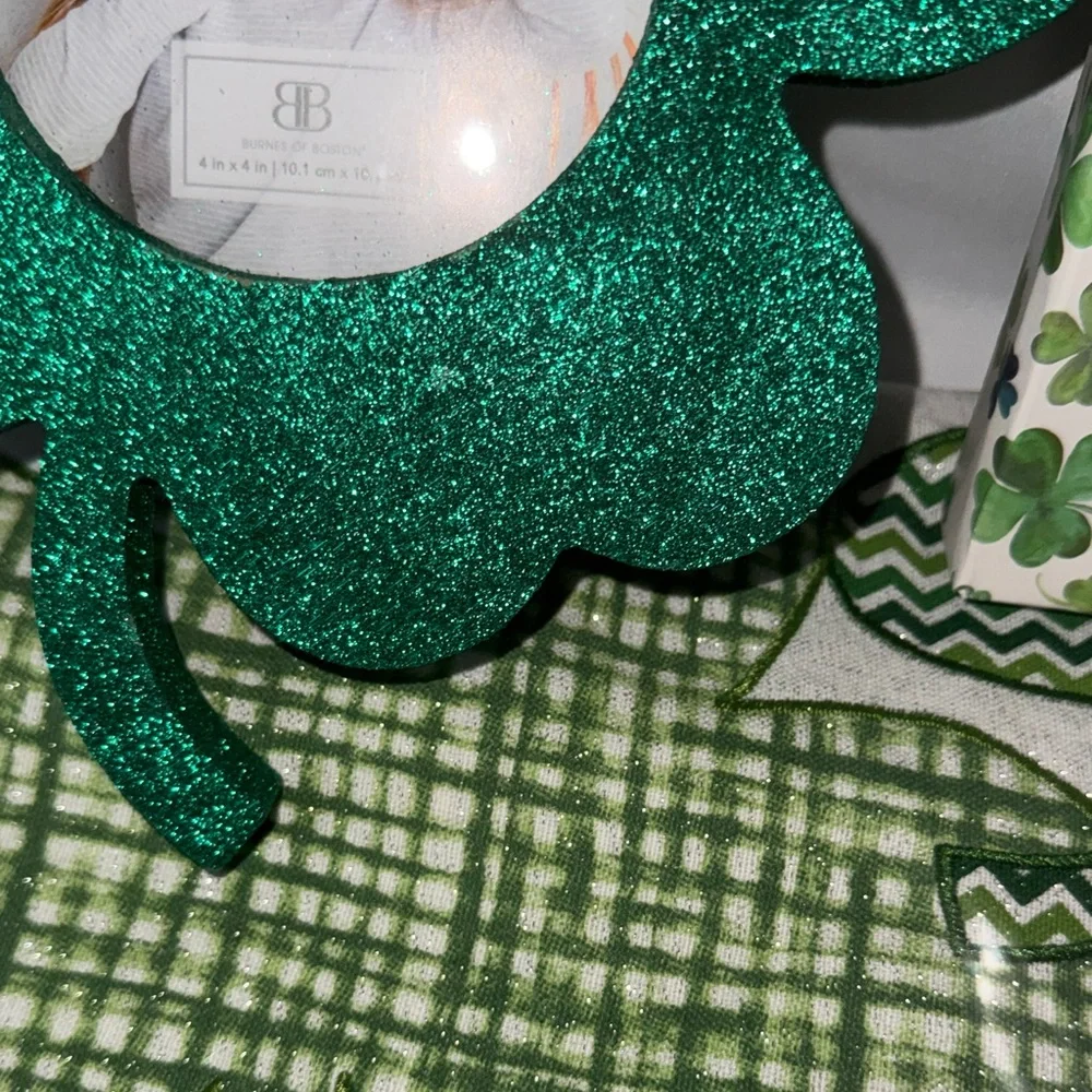 St Patrick’s Day Bundle Sparkly 4X6 wooden frame & 2 Pk Light up pens